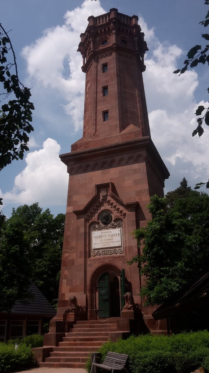 Ich wünsche Allen einen schönen Abend. Bleibt weiter gesund, freundlich & (er)lebensfroh. Bild: Friedrich-August-Turm auf dem Rochlitzer Berg. 27 m hoch und vollständig aus heimischen rotem Porphyrtuff errichtet, (zw. Rochlitz und Wechselburg)