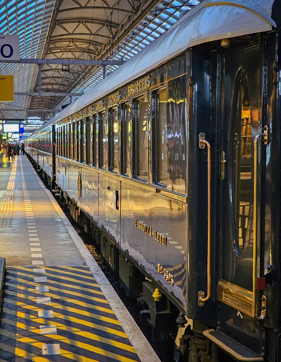 Geen alledaagse trein op Amsterdam CS. De Oriënt Express houdt korte halt om straks naar het opstelterrein te gaan 🚂