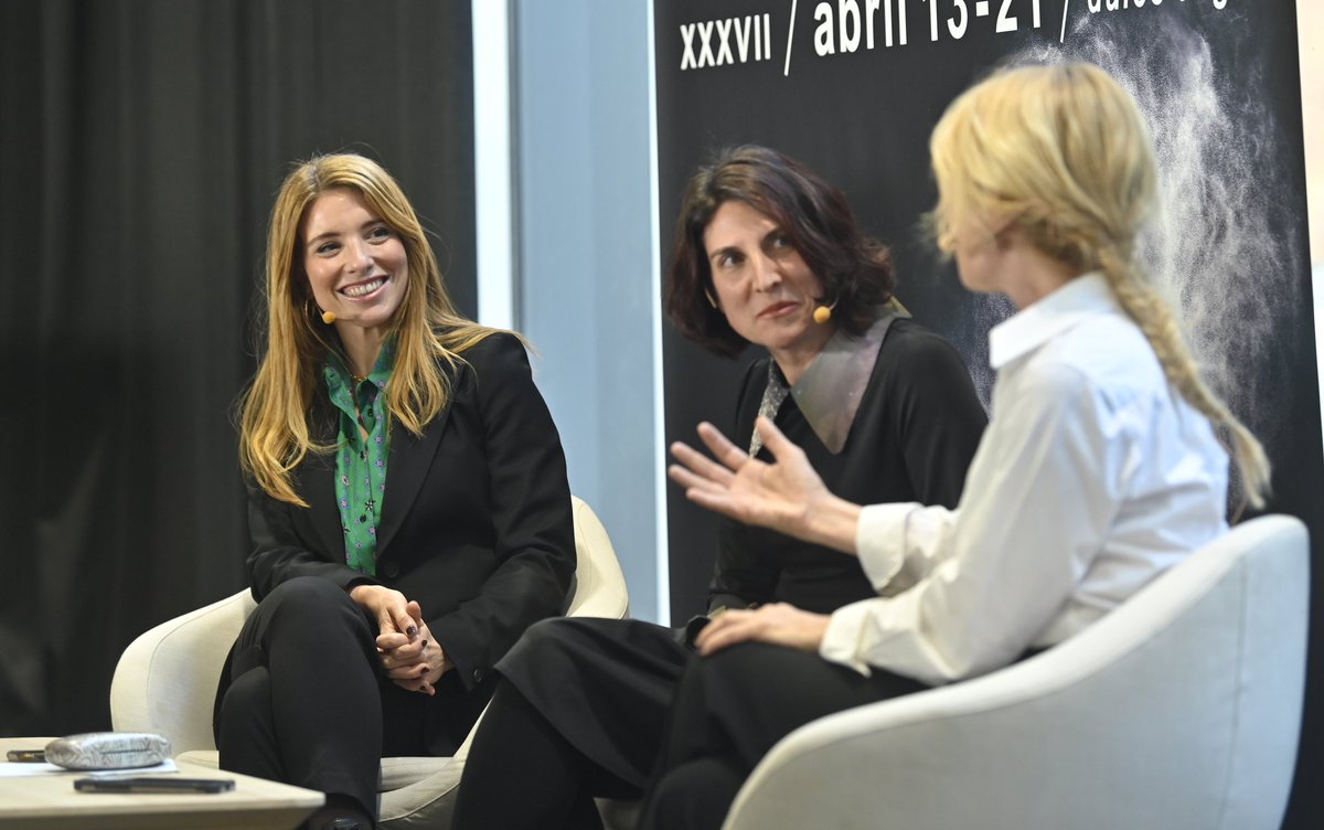 🌫️ Un encuentro relajado junto a la presidenta de la @academisoleil @cayetanagc, la directora del festival @mariajosehmora y conducido por la directora de comunicación de Dansa València @BegoDonat. ▃▃▃▃▃▃ #DulceRugir #DansaValència24