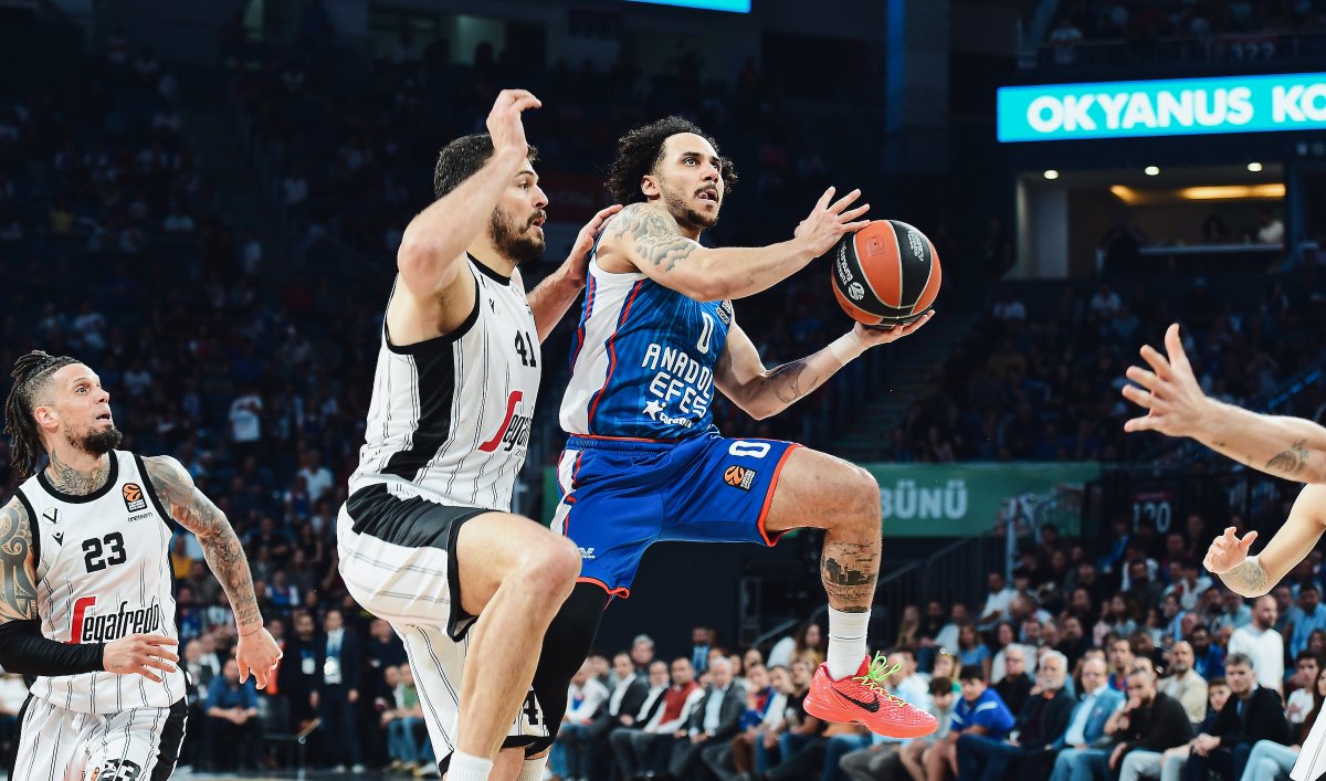 #EuroLeague Play-In Anadolu Efes 50 - 48 Virtus Segafredo Bologna | 3. Çeyrek Sonucu Detaylı istatistikler mobil uygulamamızda! #BenimYerimBurası