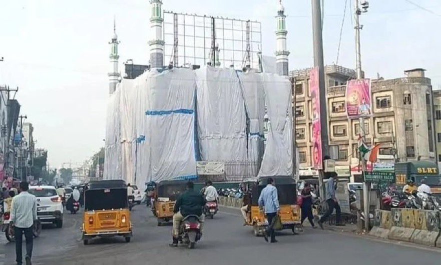 Mosques in India were covered by Police to prevent Pajeets from throwing colors on them during Hindu festival of #RamNavami2024 
#islamophobia