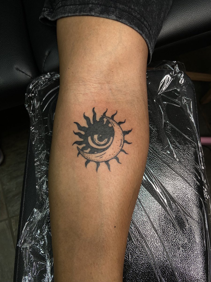 AmbersEternal's tweet image. Sun nd Moon Blackwork Tattoo i did. 🤞🏽big thanks to my client for the trust In bringing his vision to life🌿🌞
📍If you’re interested, feel free to message me about my Tattoo Deals.
Learning, Growing and Building my Portfolio🌿🕷 
-
#tattoos #tattooapprentice #houstontattoos