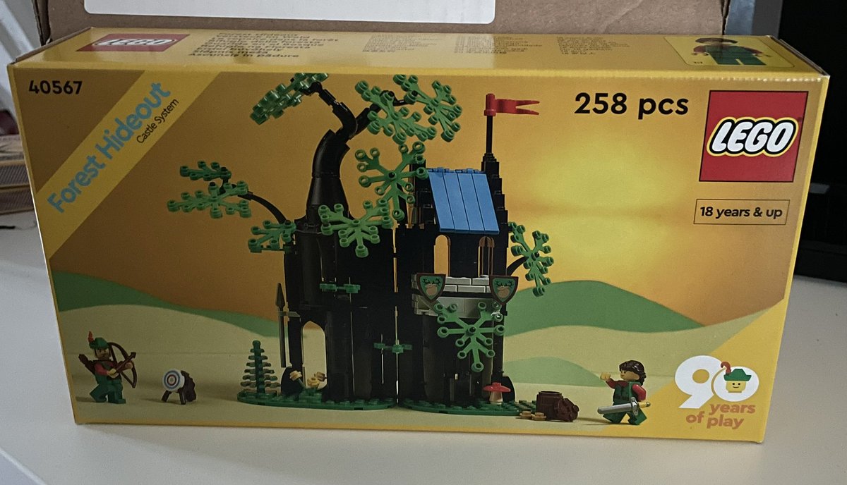 Boy_Rush_209's tweet photo. Ooh! Tomorrow the big castle is arriving but today I got this awesome anniversary Lego set with those fabulous Forest(wo)men 🥹🙏🏻#LegoLife #90YearsOfPlay @LEGO_Group https://t.co/fncfXlCXCc