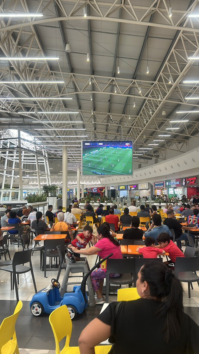 eltalivan1111's tweet photo. Si pensaban venir al Centro comercial El Dorado para pasar el #apagon , mala idea , los aires no funcionan o no abastecen a tanta gente. https://t.co/qwe1tx4hff