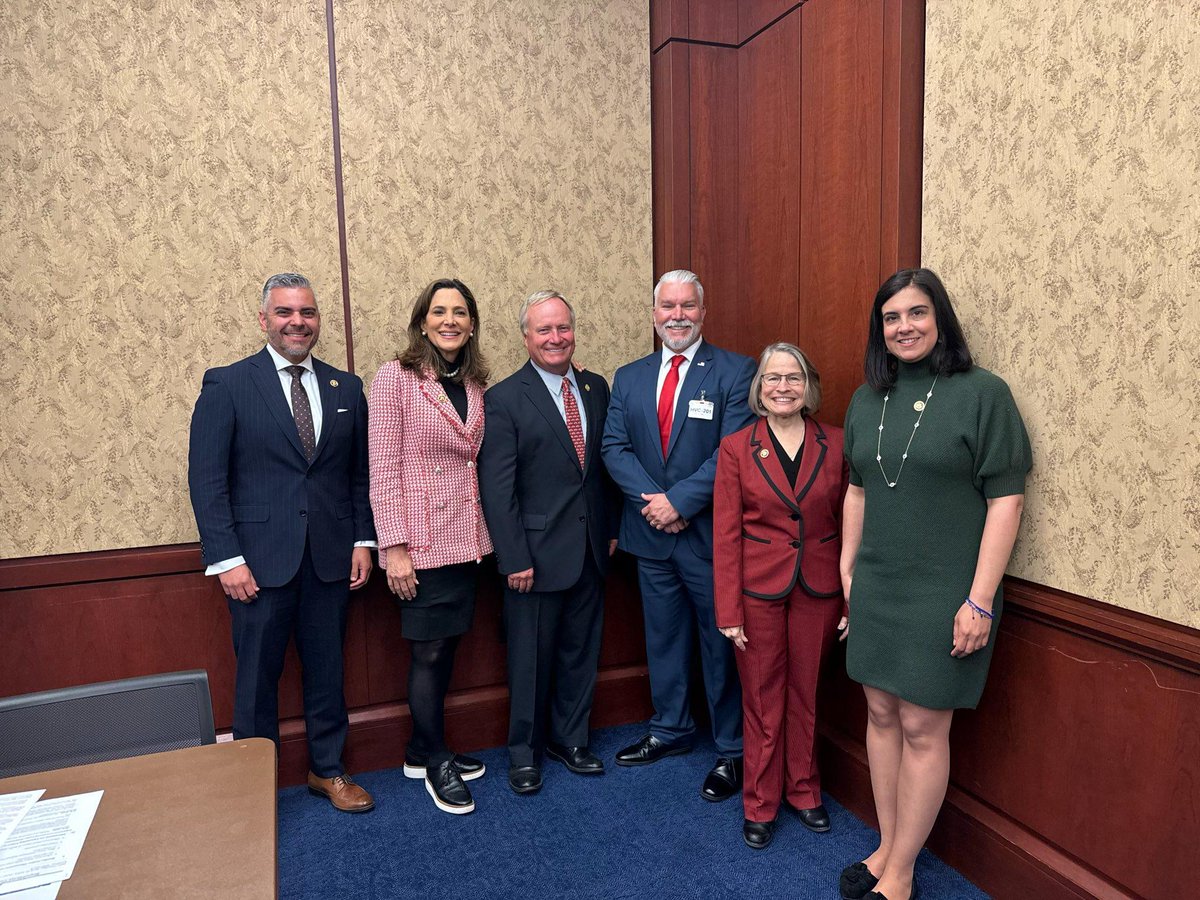 RepCiscomani's tweet photo. Former Border Patrol Yuma Sector Chief Chris Clem joined as my guest today on the Hill to share his firsthand experiences with my colleagues. From technology to personnel, we must prioritize border security. https://t.co/lb6gB1qI9r