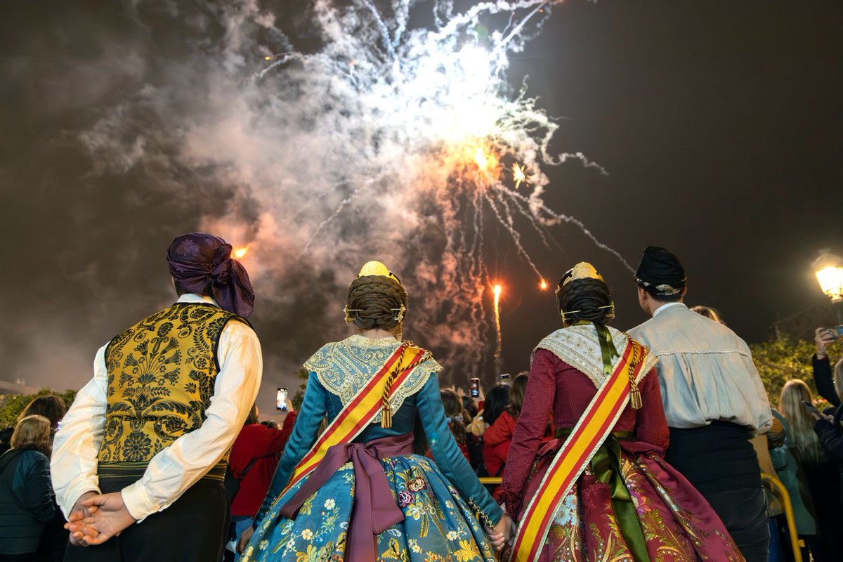 Falla374's tweet image. 🔥 CREMÀ 2024

El fuego purificador. Ese que da alas a un ave fénix que renace y sigue su curso. Ese mismo que provoca las lágrimas de nuestros representantes y falleros, de ver otro año cerrado. ¡Y menudo año! Emoción y alegría; descanso y satisfacción. Un éxito estas Fallas ❤️