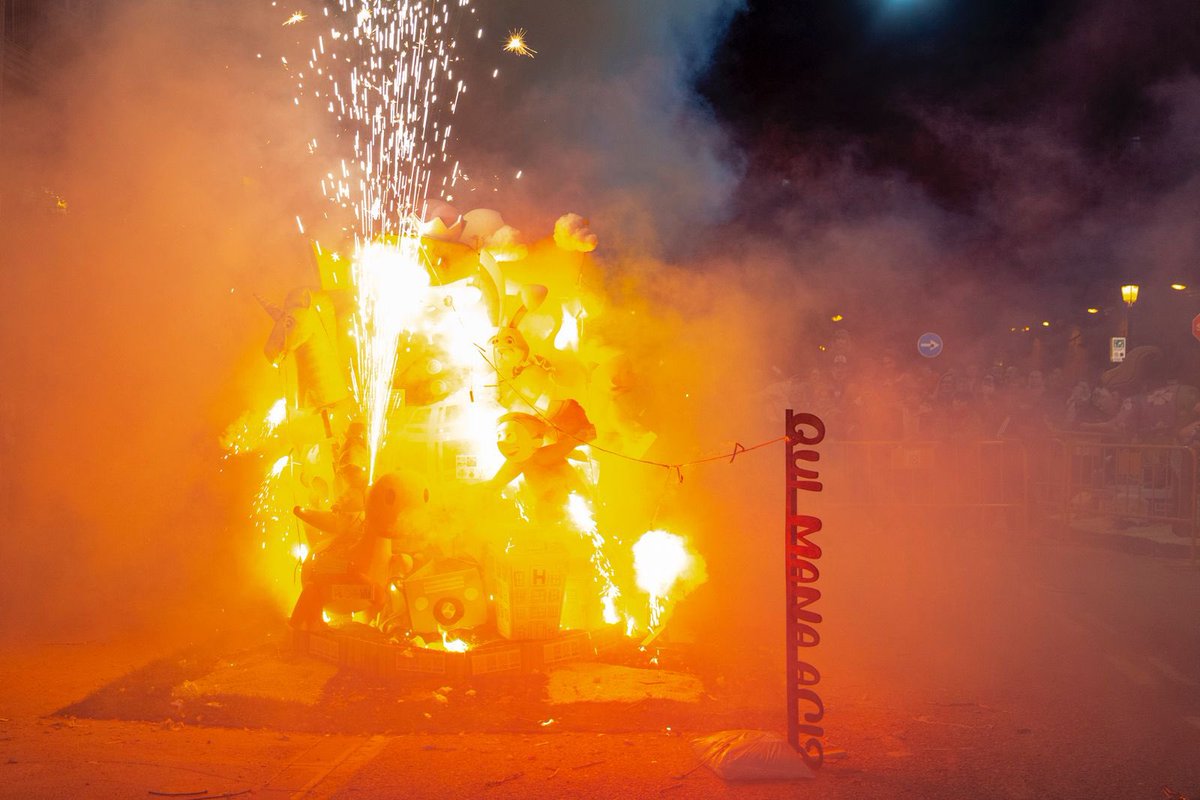 Falla374's tweet image. 🔥 CREMÀ 2024

El fuego purificador. Ese que da alas a un ave fénix que renace y sigue su curso. Ese mismo que provoca las lágrimas de nuestros representantes y falleros, de ver otro año cerrado. ¡Y menudo año! Emoción y alegría; descanso y satisfacción. Un éxito estas Fallas ❤️
