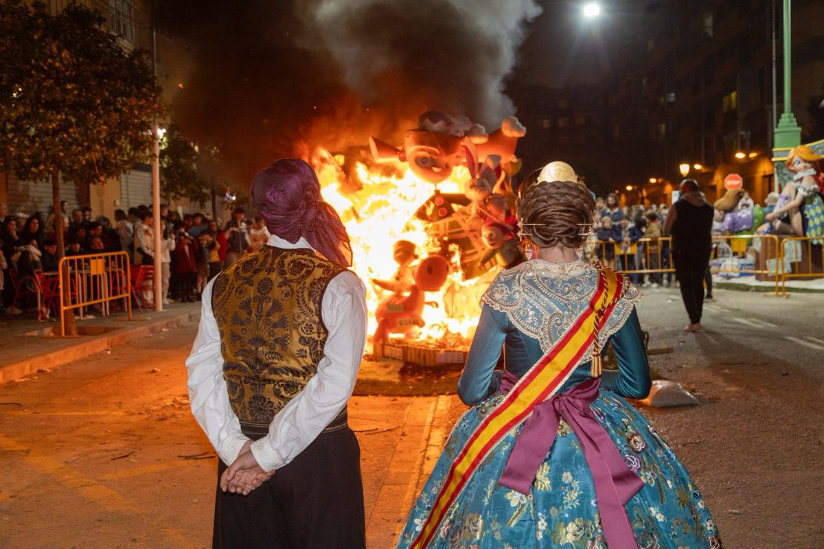 Falla374's tweet image. 🔥 CREMÀ 2024

El fuego purificador. Ese que da alas a un ave fénix que renace y sigue su curso. Ese mismo que provoca las lágrimas de nuestros representantes y falleros, de ver otro año cerrado. ¡Y menudo año! Emoción y alegría; descanso y satisfacción. Un éxito estas Fallas ❤️