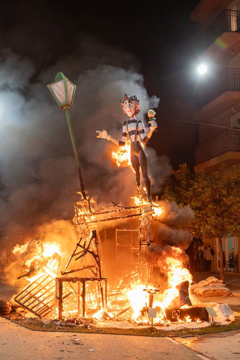 Falla374's tweet image. 🔥 CREMÀ 2024

El fuego purificador. Ese que da alas a un ave fénix que renace y sigue su curso. Ese mismo que provoca las lágrimas de nuestros representantes y falleros, de ver otro año cerrado. ¡Y menudo año! Emoción y alegría; descanso y satisfacción. Un éxito estas Fallas ❤️