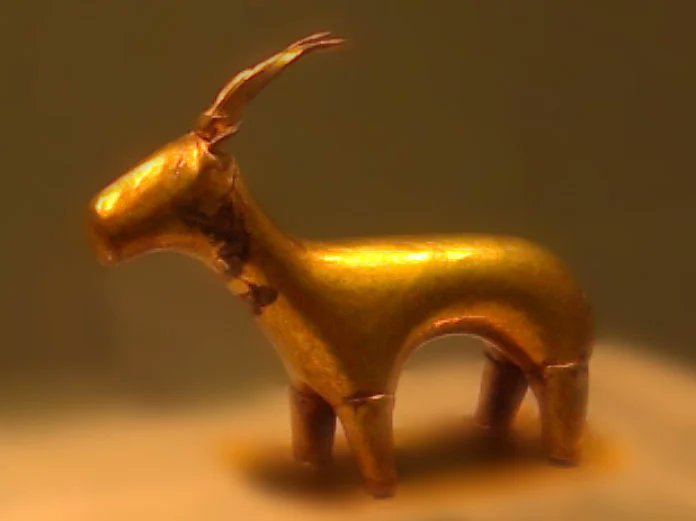 A goat made out of gold found in 1999 at Akrotiri, #Santorini, Greece.

from 'Greek Reporter', credit: Nadia Prigoda
