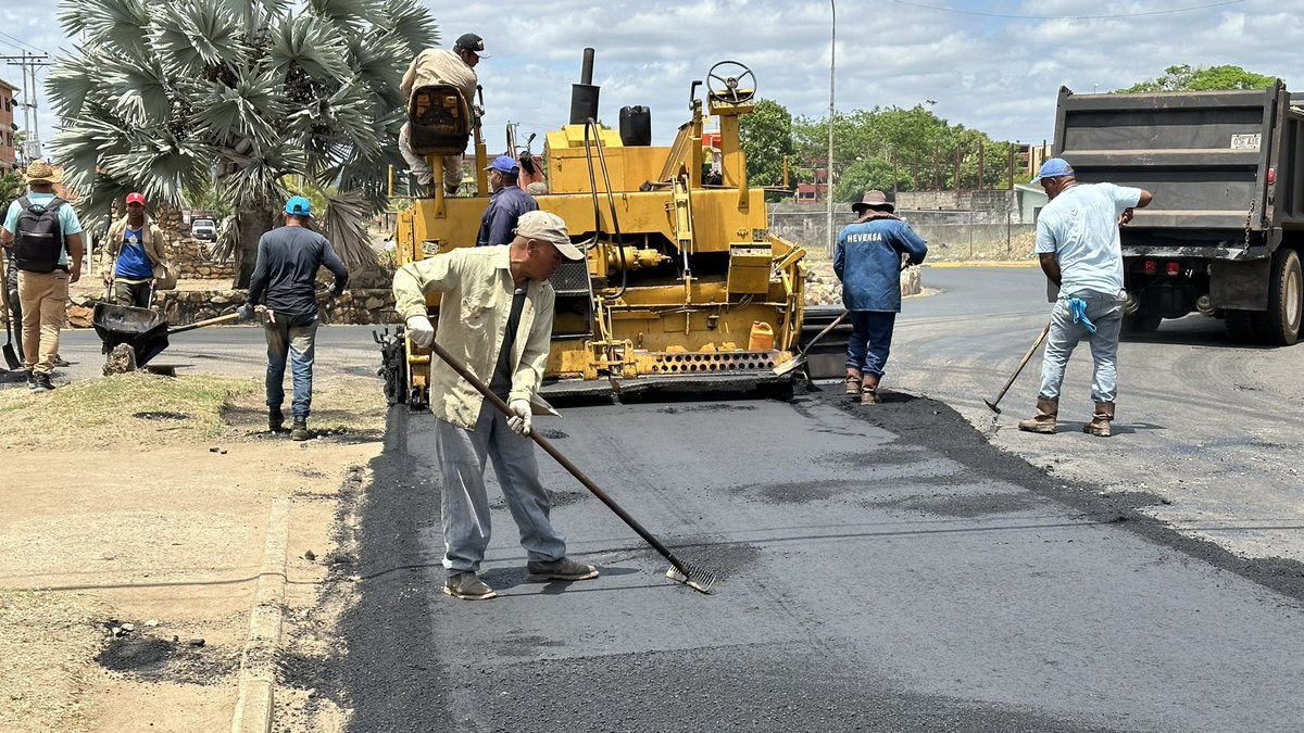 ¡Que Bonita está quedando la avenida Rómulo Gallegos! Gracias al apoyo del Pdte. @NicolasMaduro a través del @TransporteGobVe en articulación del gobernador @amarcanopsuv seguimos colocanda capas de rodamiento asfáltico, como parte de la política de mejoras a la vialidad.