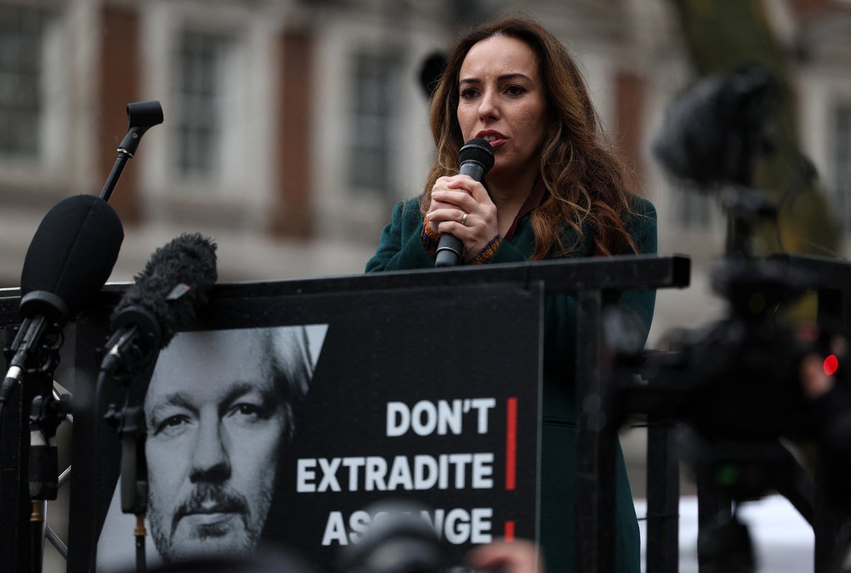 La esposa de Julian Assange denunció el martes la falta de garantías ofrecidas por Estados Unidos tras la petición de la justicia británica para su eventual extradición. @AFPespanol