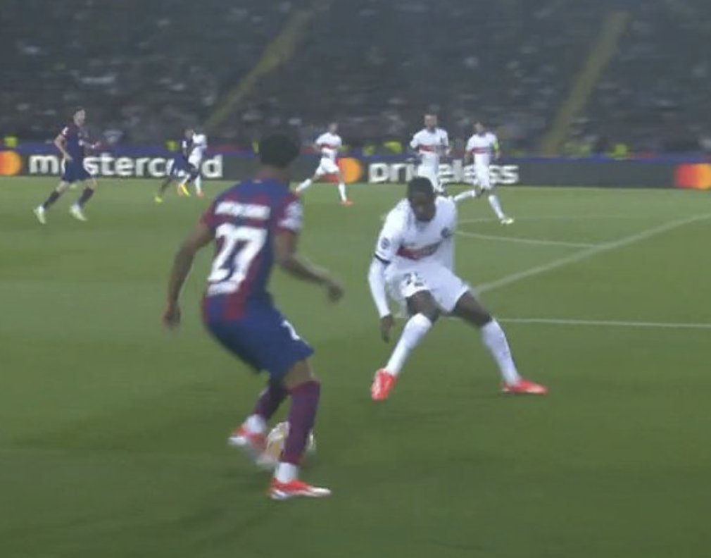 BarcaUniversal's tweet photo. 16-year old Lamine Yamal destroys Nuno Mendes and then assists Raphinha. Wow! https://t.co/KhQtVjcQmI