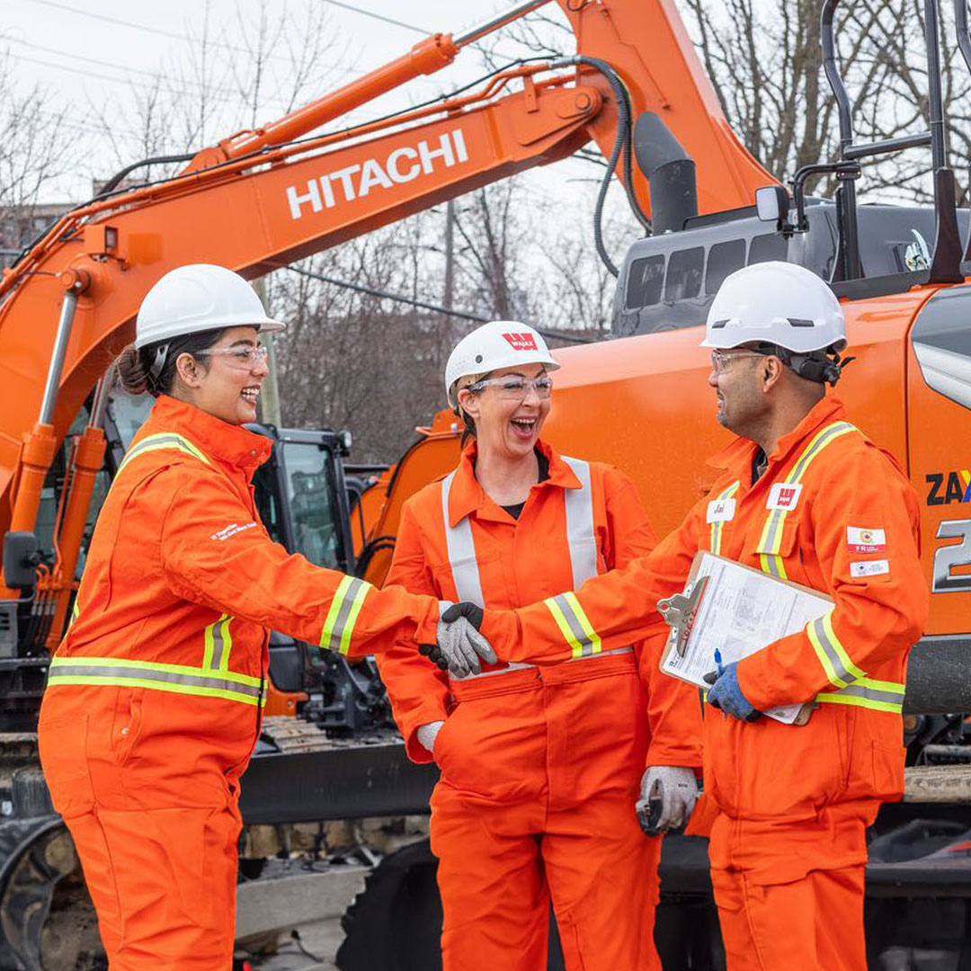 When you and your favourite machines start to look alike. #HitachiOrange 🧡

•
•
•

Quand vous commencez à ressembler à votre machine préférée. #HitachiOrange 🧡