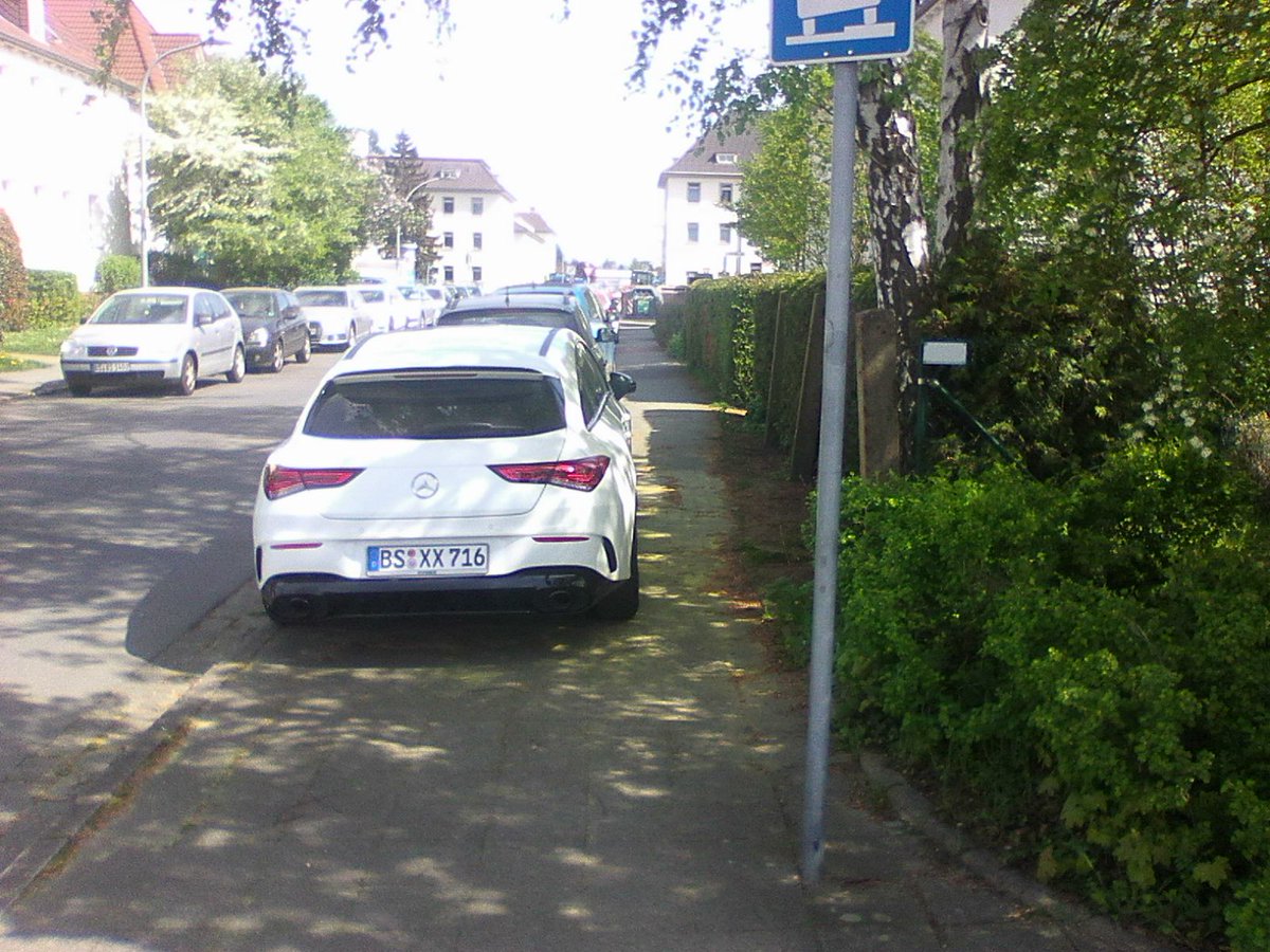 fahrradstadt_bs's tweet photo. Was vom Wege übrig blieb: Nicht viel. Trotzdem machen die die hier parken eigentlich alles richtig. Würden Sie wie vorgesehen, halb unten stehen, bliebe kaum Platz für die Feuerwehr. Die Straße ist die einzige Zufahrt im Wohngebiet. Passiver Brandschutz, Joseph-Fraunhofer-Str. https://t.co/1PMRxueNLT
