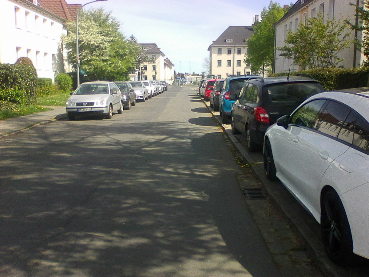 Was vom Wege übrig blieb: Nicht viel. Trotzdem machen die die hier parken eigentlich alles richtig. Würden Sie wie vorgesehen, halb unten stehen, bliebe kaum Platz für die Feuerwehr. Die Straße ist die einzige Zufahrt im Wohngebiet. Passiver Brandschutz, Joseph-Fraunhofer-Str.
