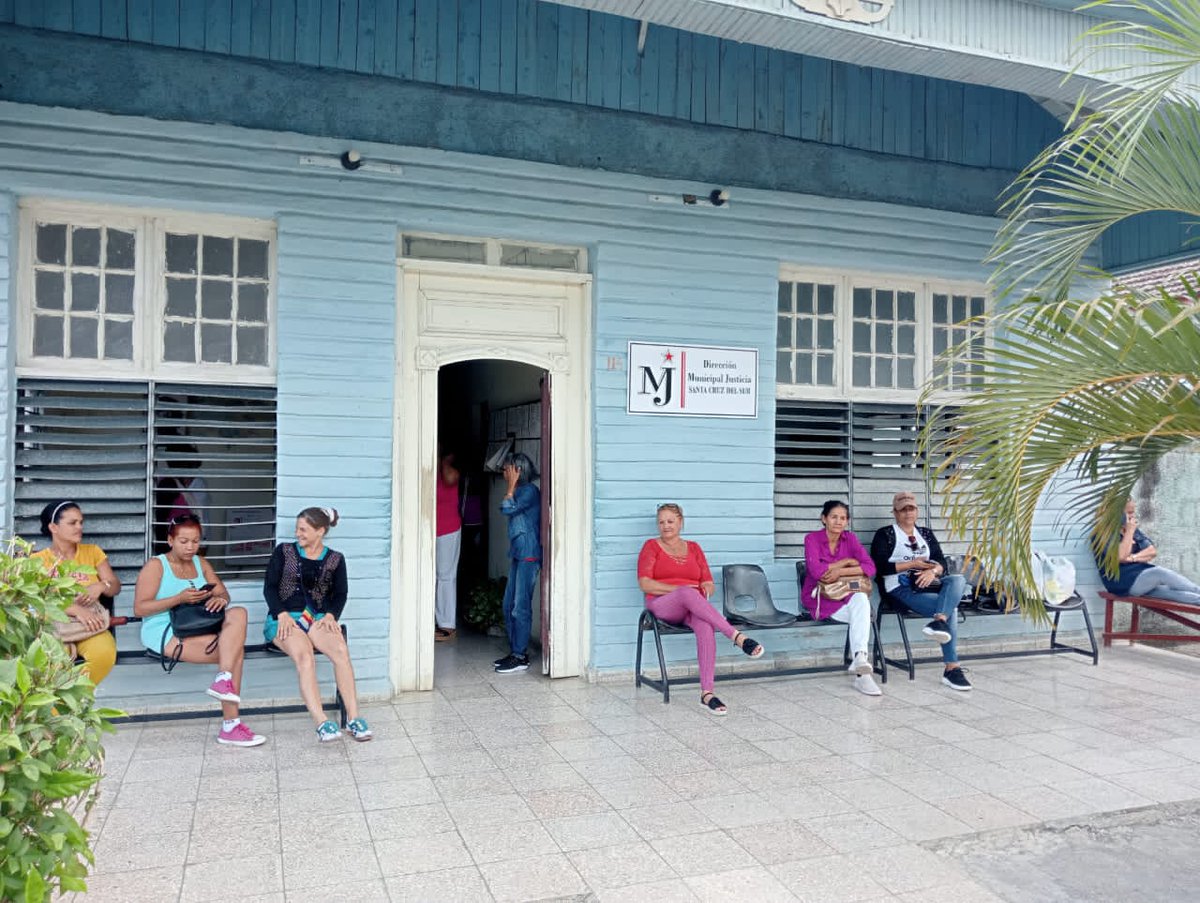 Minjus_Cuba's tweet photo. 👉 Se efectuó el control en las actividades de prestación de servicios de las direcciones municipales de Justicia de Lajas y Santa Cruz del Sur, en esta última la población siente satisfacción por el servicio que se presta. Fueron recibidos por autoridades del territorio 🇨🇺 https://t.co/ASTk4bzSiI