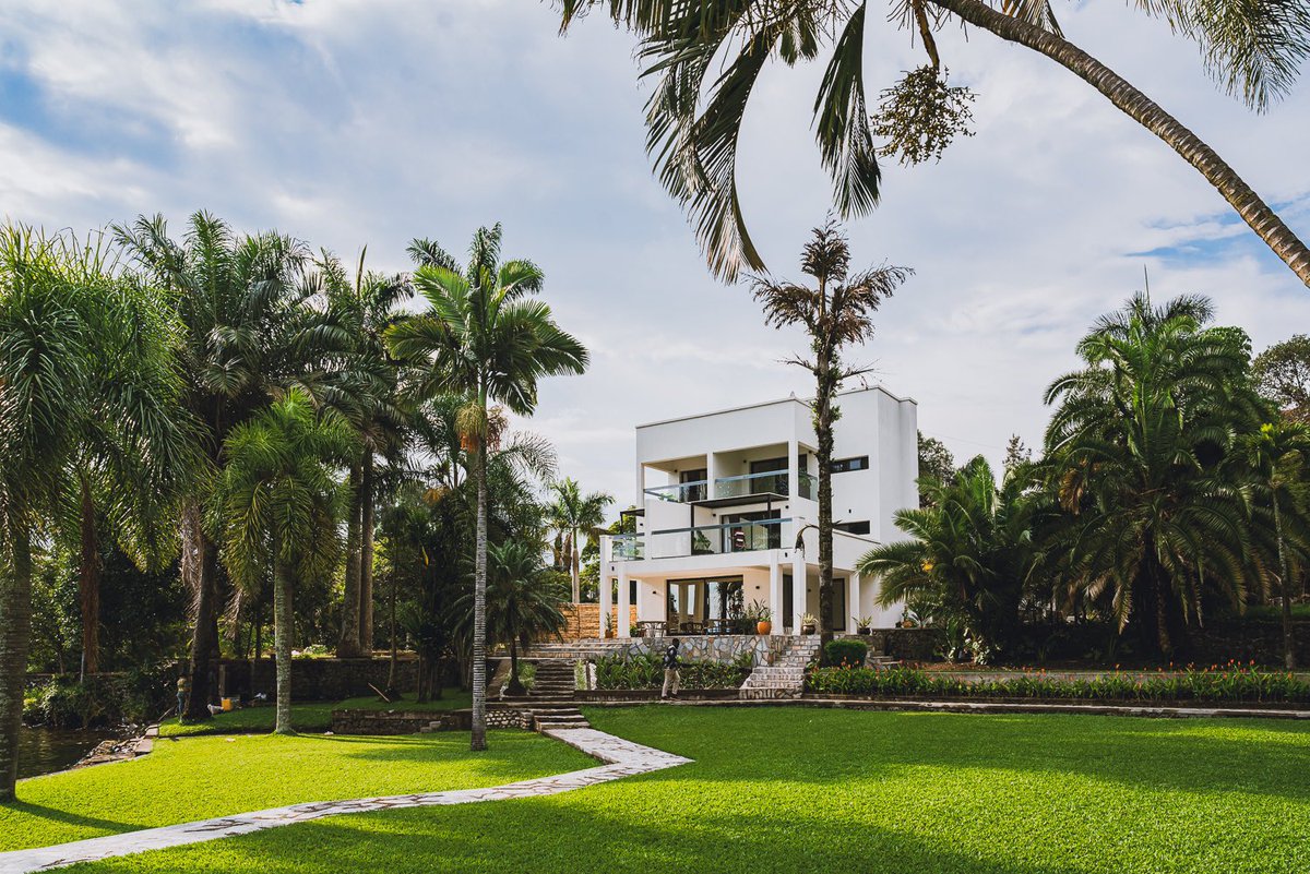 sha624's tweet photo. Un nouveau coin paradisiaque dans la belle ville de Goma 🌱 | La Villa Asha - Hôtel &amp; Restaurant a le plaisir de vous accueillir #goma #congo #RDC https://t.co/PbQTvUigmB