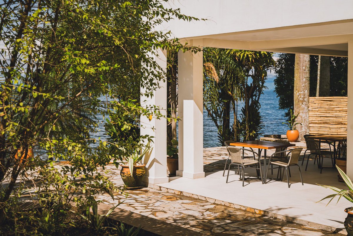 sha624's tweet photo. Un nouveau coin paradisiaque dans la belle ville de Goma 🌱 | La Villa Asha - Hôtel &amp; Restaurant a le plaisir de vous accueillir #goma #congo #RDC https://t.co/PbQTvUigmB