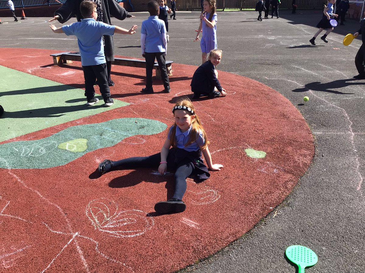 We loved playing with our friends in the wonderful sunshine ☀️ It’s good to be back at school! @ListerInfants