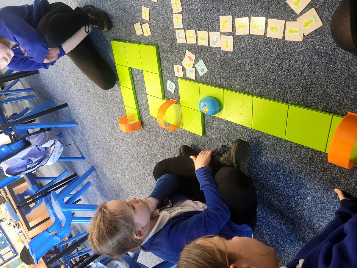 UnderbankPri's tweet photo. The children in Room 4 had the opportunity to explore some computer science equipment. They designed and planned a route for their robot to follow then debugged any issues they came across. #UnderbankPri #STEMinprimary #botleytherobot https://t.co/LSz4HOhcTb