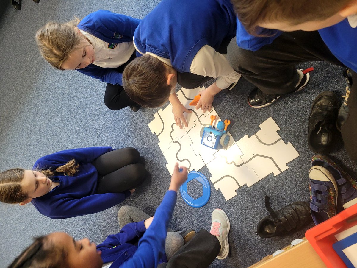 UnderbankPri's tweet photo. The children in Room 4 had the opportunity to explore some computer science equipment. They designed and planned a route for their robot to follow then debugged any issues they came across. #UnderbankPri #STEMinprimary #botleytherobot https://t.co/LSz4HOhcTb