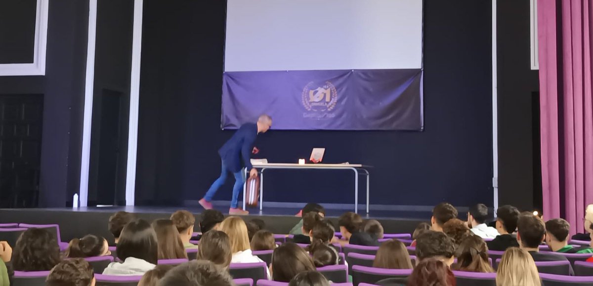 Hui he fet la performance de "Maleïts feixistes" a l'IES Gabriel Miró Oriola.
Quin plaer actuar davant d'alumnat que mostra tant d'interés.
Sempre que vaig al Baix Segura els instituts reben les activitats en valencià amb els braços oberts. Cal trencar prejudicis i teixir llaços.