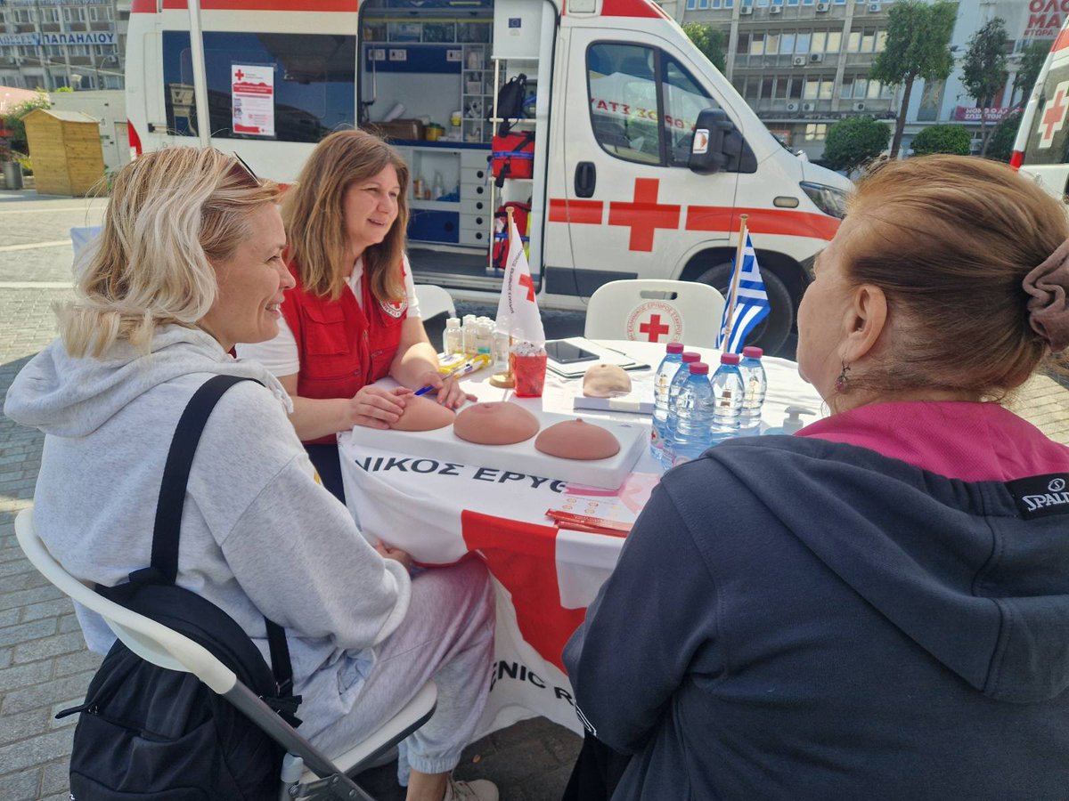 Η Κινητή Ομάδα Υγείας του Ελληνικού Ερυθρού Σταυρού, βρέθηκε ξανά στην πλατεία Κοραή του Δήμου Πειραιά (12/4), υλοποιώντας δράση ενημέρωσης και ευαισθητοποίησης για τον καρκίνο του μαστού. #hellenicredcross #redcross #ifrc