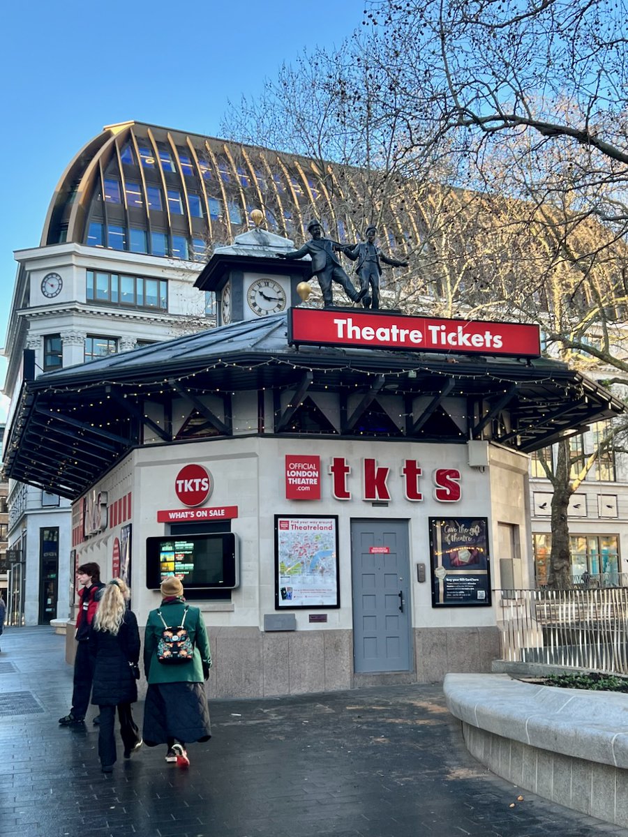 In #LeicesterSquare, a Laurel and Hardy statue sits atop the TKTS Theatre Tickets booth. The statue depicts the comedy duo and is a reference to their 1929 short film, Liberty. 
Related Guide London Tour: guidelondon.org.uk/tours/classic-… 
📸 © Ursula Petula Barzey. #BlueBadgeTouristGu ...