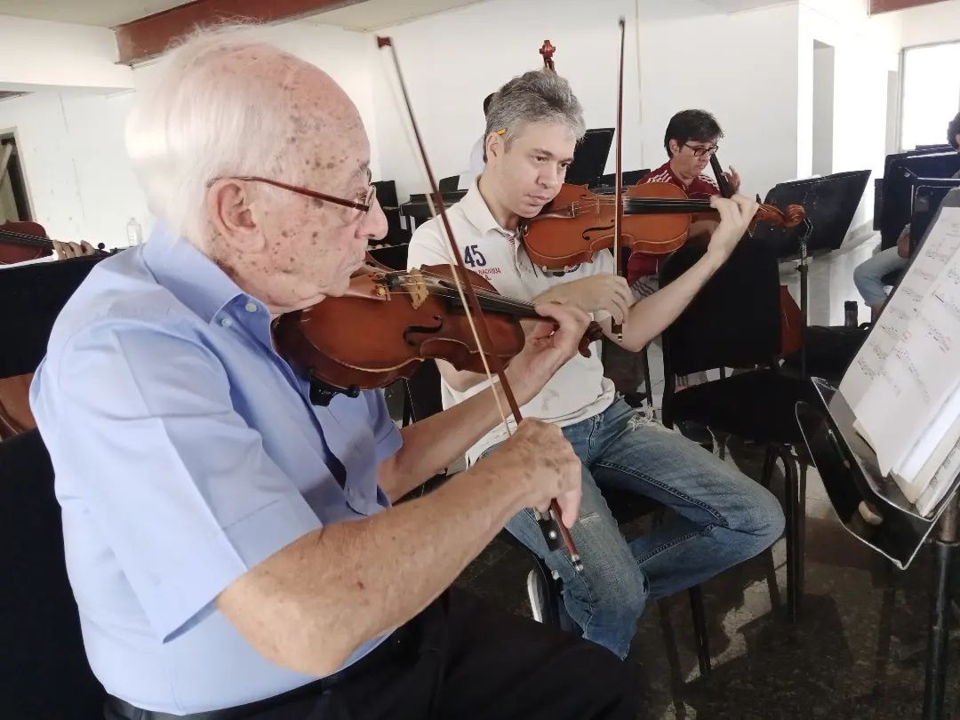 Este sábado 20 de abril estaremos celebrando el Día Internacional del Libro y el Idioma junto a la Orquesta Típica Nacional, Patrimonio Artístico de la Nación, quienes estarán celebrando su 71 aniversario. 🎶👏🏻🎊