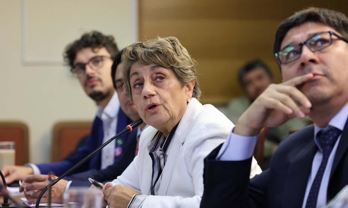 La ministra de Obras Públicas, @jlopezsaffie, expuso ante la Comisión de Obras Públicas de la @Camara_cl la cartera de proyectos del MOP 2024, donde destacó los principales ejes de acción y los proyectos que se llevarán a cabo este año.