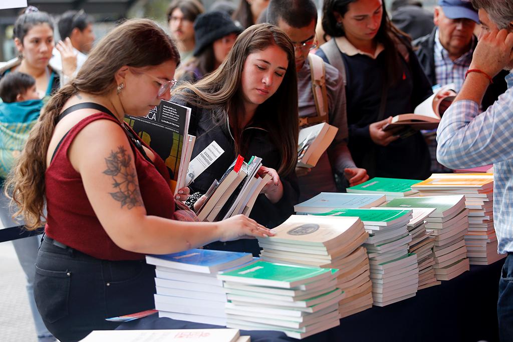 U. de Chile realizará una nueva liberación de libros este martes 23 de abril, y también desplegará actividades gratuitas y abiertas al público en sus facultades uchile.cl/u215288