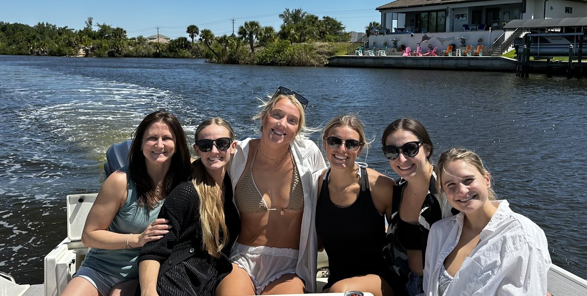 MandyPearson_'s tweet photo. The gift of giving that brings me so much joy!!! 

A few of our WBB alumni … and a super random Florida trip ❤️❤️❤️

1000% incredibly lucky to have coached and continue to coach great humans! https://t.co/a46pAKNhHL