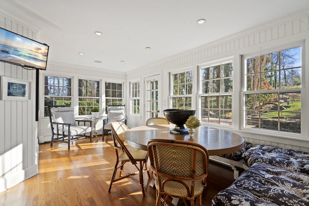 Obsessed with this gourmet eat-in kitchen! 

#ReginaRogersTeam #LuxuryElliman #LongIslandHomesAndEstates