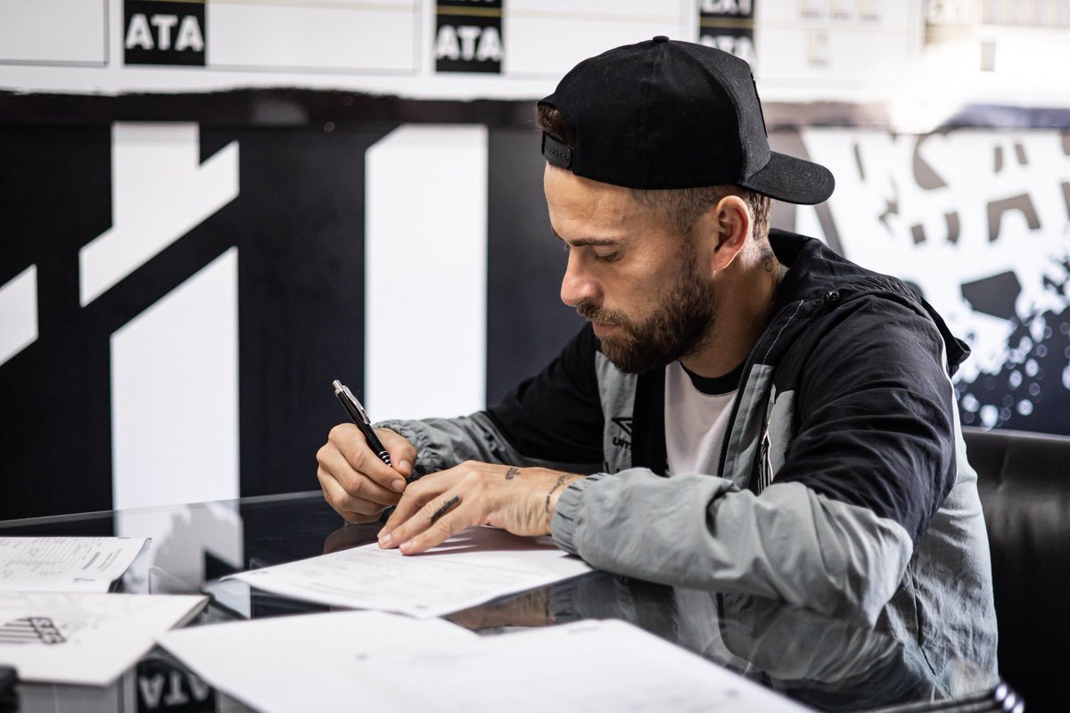 Bvelzito's tweet photo. "Ah, que absurdo. A mulher fez um morto tentar assinar um contrato"

O Santos em 2023: https://t.co/fYYBmFx9Ju