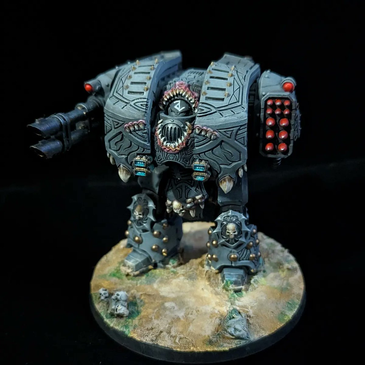 Tareah4's tweet photo. helping a friend paint up carcharodons space marines #carcharodon #spacemarine #girlpainter @KhornesChamp https://t.co/7pUOtiabQY