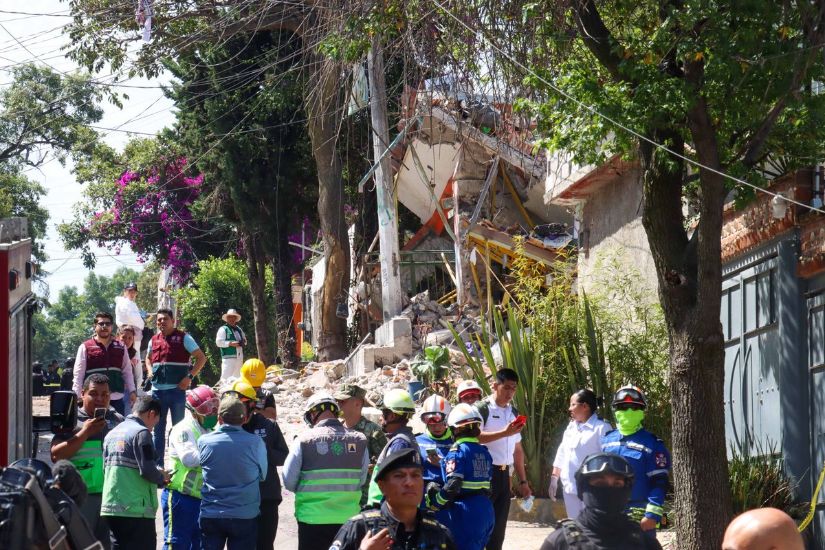 .@asilascosasWPM | Alfredo Reyes García, encargado y Director General de Asuntos Jurídicos y de Gobierno de la @TlalpanAl 🔴 Una vivienda colapsó tras sufrir al interior una explosión por acumulación de gas •Por el 96.9 FM y 900 AM 📻 •Conéctate #EnVivo…