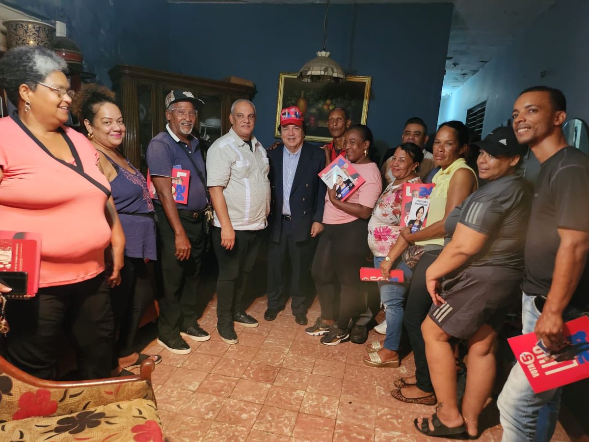 Con Josué Pérez y los coordinadores de la red nacional de movimientos , nos manifestaron apoyo como candidato a senador DN . Esta noche en Barrio San Carlos .