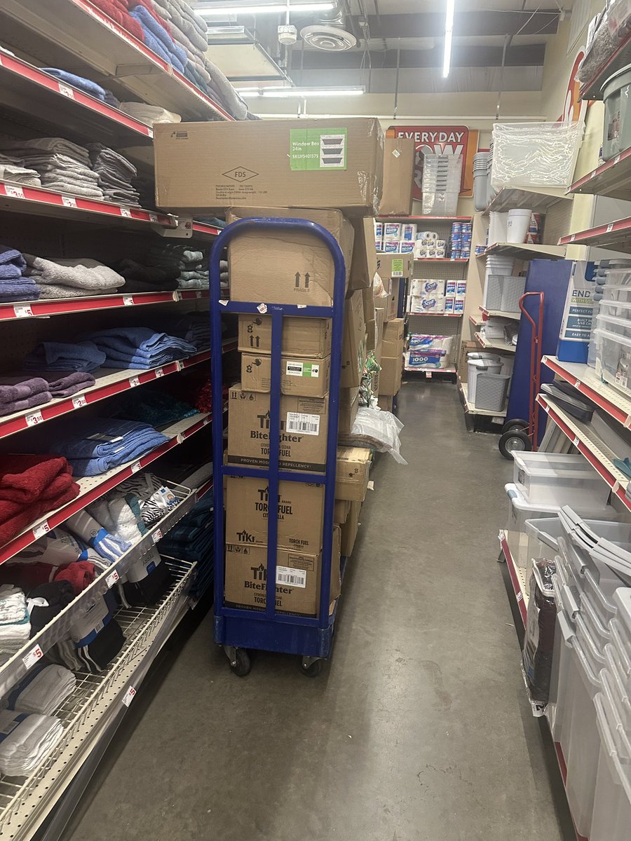 0hHeyItsShay's tweet photo. Increasingly frustrated with my local @familydollar. Couldn’t find anything even if I wanted to. It looks like this at all times… this place is a dump. https://t.co/NmAhqeEHZr
