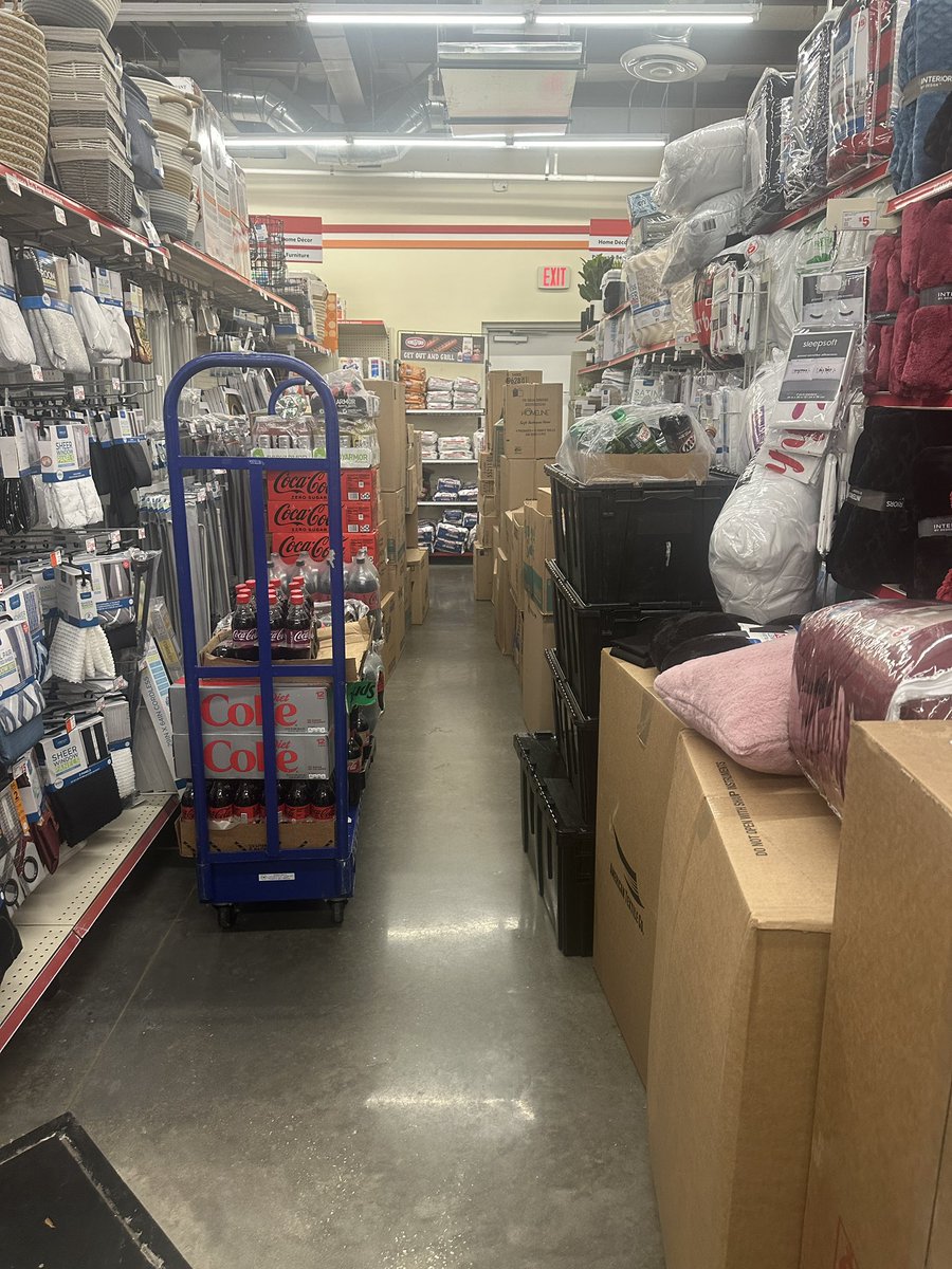 0hHeyItsShay's tweet photo. Increasingly frustrated with my local @familydollar. Couldn’t find anything even if I wanted to. It looks like this at all times… this place is a dump. https://t.co/NmAhqeEHZr