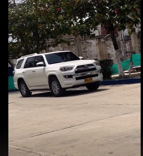 HELIODOPTERO's tweet photo. MÁS CORRUPCIÓN. La camioneta blindada -nivel 5 -en la que Emilio Tapia sale todos los días ilícitamente de la corrupta cárcel El Bosque, de Barranquilla- tiene placas de Sabaneta (célebre por el ser el pueblo de la virgen de los sicarios) y su dueña se llama Luzmila Cardona Orozco. @FiscaliaCol @petrogustavo @osunanestor @USEmbassyBogota @PoliciaColombia @FBI @INPEC_Colombia