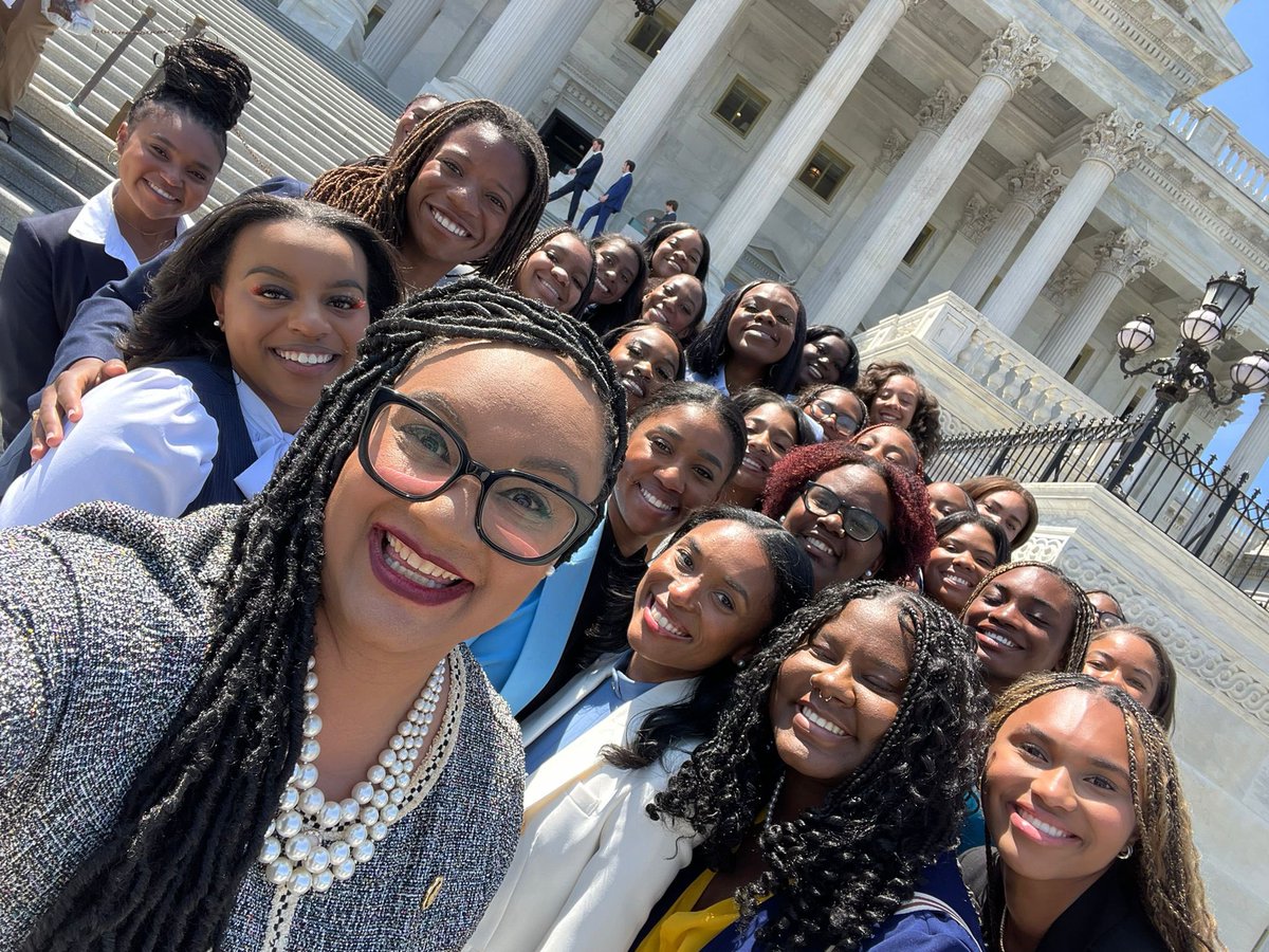 I love meeting with students from #FightingFifth in D.C. and this time I’m here with the lovely ladies of @SpelmanCollege. I asked them about their policy presentations and we discussed the importance of getting involved.