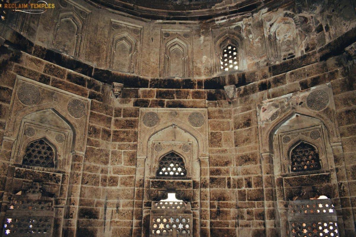 Hindu temple in Delhi, now known as Maqbara of Mubarak Shah.

One must understand the efforts of our ancestors that went into building our ancient temples. Reclaiming such sites is a matter of restoring the dignity and honour of our society.

#ReclaimTemples