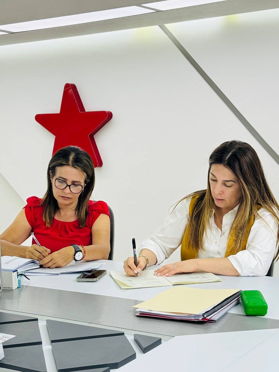 En reunión este #16Abr con el equipo de salud de la Alcaldía de Caracas, revisando los adelantos en esta materia en la ciudad capital; entre ellos, la optimización de los centros y la atención al pueblo, y planificando acciones para optimizar cada servicio.

#QueLoSepaElMundo