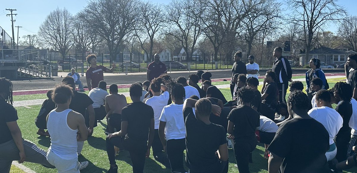 Former River Rouge DB @reggiepearson21 stopped by workouts after finishing a workout with the @Lions to speak with our young men on his college experience as a DB at @OU_Football