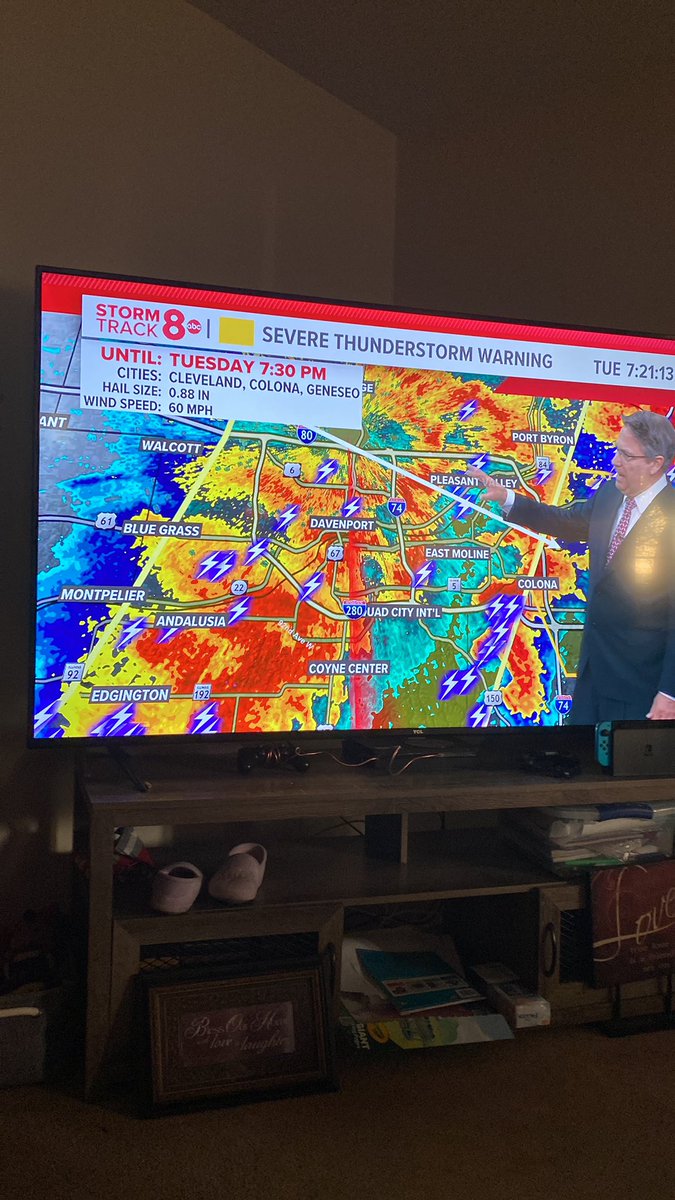 KMAQBrettMassey's tweet photo. Canary yellow is the new color used by @JamesZahara and @StutzkeWX !! #StormTrack8 #QuadCities https://t.co/P8pThgVUR8