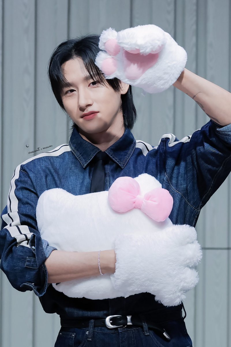 IMwhatIM_MX's tweet photo. [170423]. 
Just a series of Changkyun at fansign that could melt my heart. ❤️ 

Credits: in pic 

Thankful for this man. 🥹 https://t.co/n72WrGS9xg
