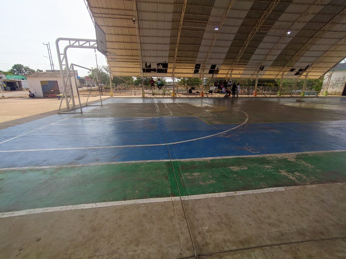 GMBNBT_Falcon's tweet photo. El equipo de la Gran Misión Barrio Nuevo Tricolor inició la rehabilitación de la Cancha deportiva Hugo Chávez Frías ubicada en el Sector Los Taques de la Parroquia Mene Mauroa del Estado Falcón con actividades de revestimiento de estructura, pintura en las gradas.
#somostricolor https://t.co/idyADLJd8v