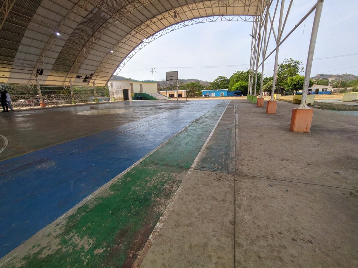 GMBNBT_Falcon's tweet photo. El equipo de la Gran Misión Barrio Nuevo Tricolor inició la rehabilitación de la Cancha deportiva Hugo Chávez Frías ubicada en el Sector Los Taques de la Parroquia Mene Mauroa del Estado Falcón con actividades de revestimiento de estructura, pintura en las gradas.
#somostricolor https://t.co/idyADLJd8v