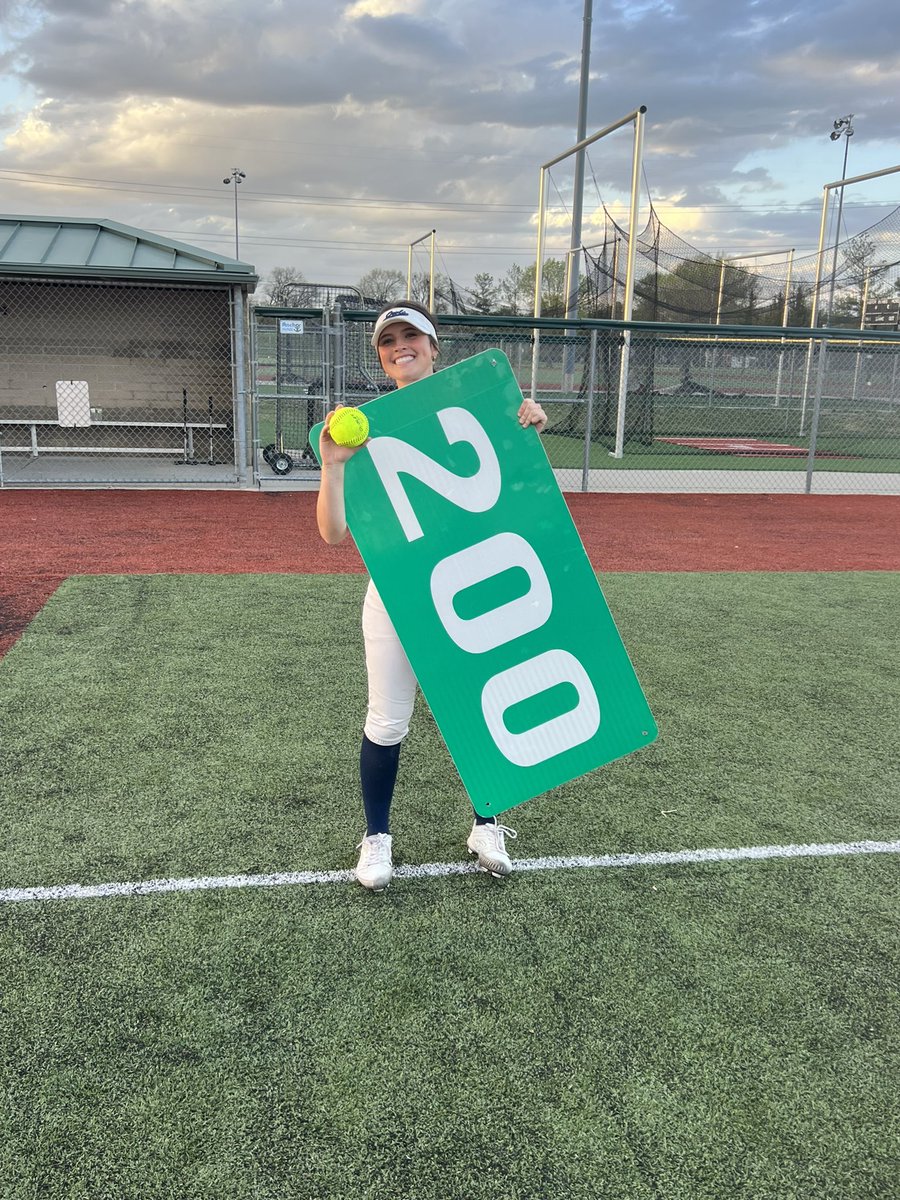 Another windy day💨. Another dub for OwlSoftball. Bats finally came alive in the 6th. <a href="/EHeinemann5/">Emma Heinemann</a> with her first varsity homerun. #owsb24 #startfastfinishstrong 👑💣